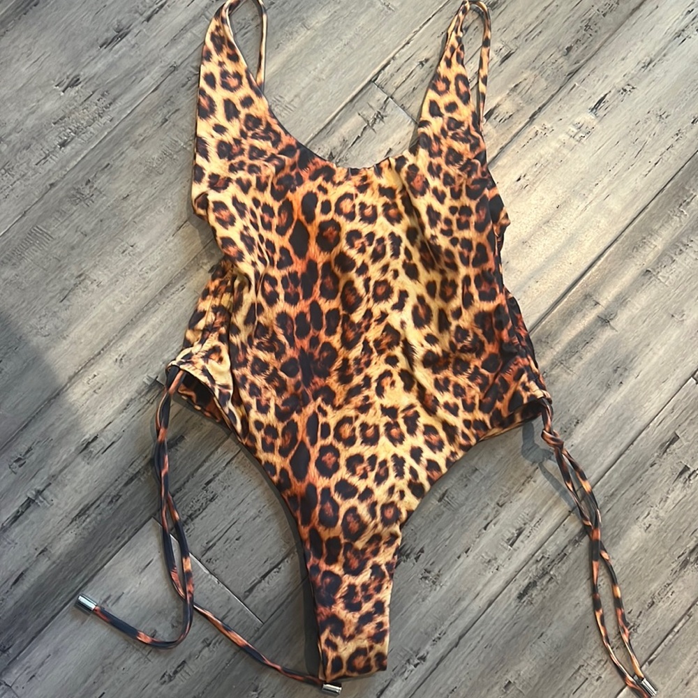Jones de sable swim